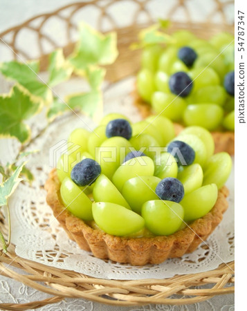 Shine Muscat and Blueberry Tart 54787347