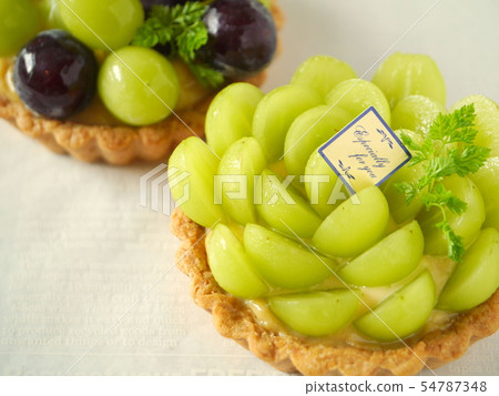 Shine Muscat and Nagano purple tart white background (horizontal position up) 54787348