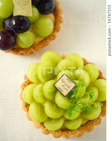 閃耀馬斯喀特和長野紫色撻白色背景（垂直高角度） 54787355