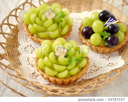Shine Muscat and Nagano Purple Tart tray version (horizontal position) 54787357