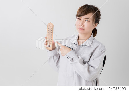 與溫度計的女商人佩帶的工作服 54788493