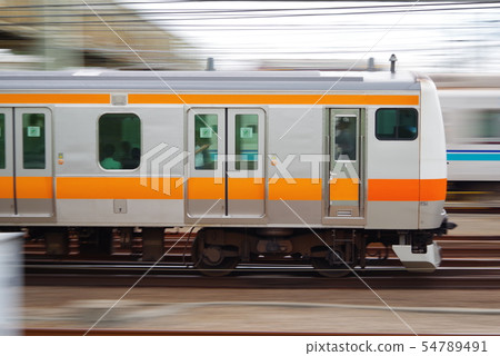 中央線在三鷹車輛中心附近來來往往 54789491