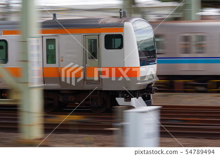 中央線在三鷹車輛中心附近來來往往 54789494