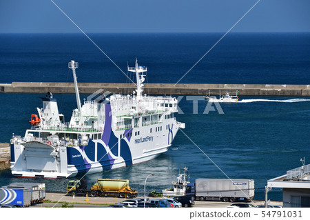 在陽光明媚的北海道愛石町拍攝奧尻渡輪進入長沙港的夏日風景 在陽光明媚的北海道愛石町拍攝奧尻渡輪進入長沙港的夏日風景 54791031