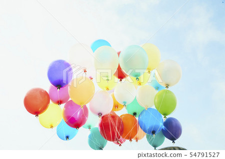 藍天五顏六色的氣球 54791527