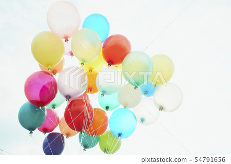 藍天五顏六色的氣球 藍天五顏六色的氣球 54791656