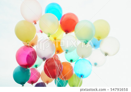 藍天五顏六色的氣球 藍天五顏六色的氣球 54791658