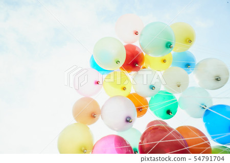 藍天五顏六色的氣球 藍天五顏六色的氣球 54791704