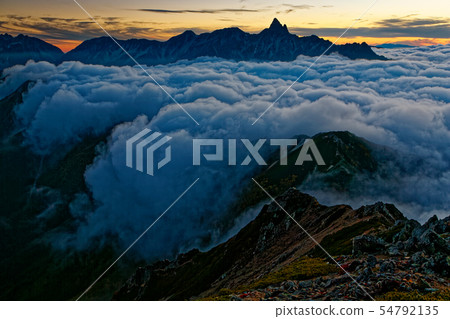 從Mt. Daisen-dake Higashi-Ashionone和Tsugaigatake看見的瀑布雲彩在黃昏 從Mt. Daisen-dake Higashi-Ashionone和Tsugaigatake看見的瀑布雲彩在黃昏 54792135