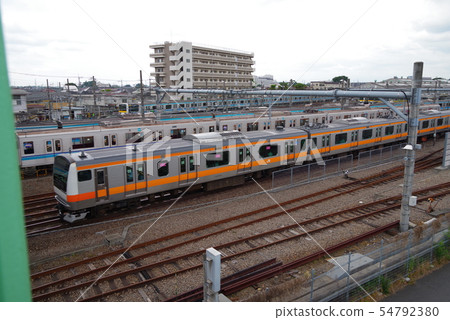 中央線在三鷹車輛中心附近來來往往 54792380