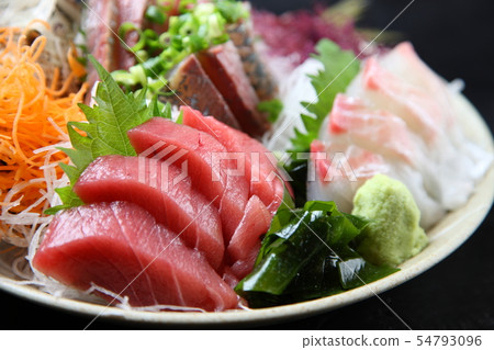 Assorted three-piece sashimi 54793096