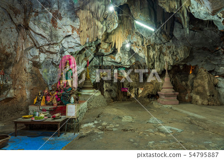 在Wat Tham Khao Pun寺廟的菩薩雕像在北碧，泰國 54795887