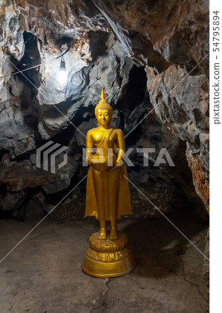 在Wat Tham Khao Pun寺廟的菩薩雕像在北碧，泰國 54795894