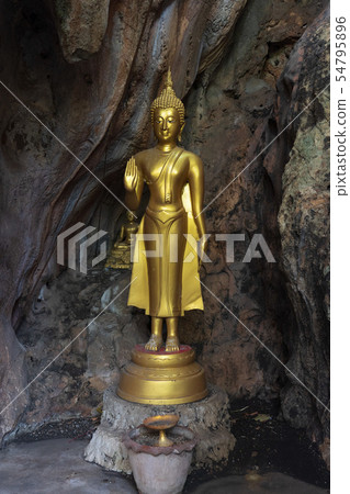 在Wat Tham Khao Pun寺廟的菩薩雕像在北碧,泰國 在Wat Tham Khao Pun寺廟的菩薩雕像在北碧,泰國 54795896