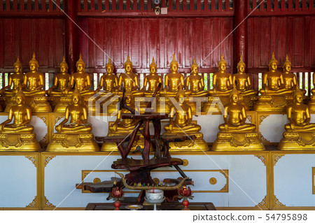 在Wat Tham Khao Pun寺廟的菩薩雕像在北碧，泰國 54795898