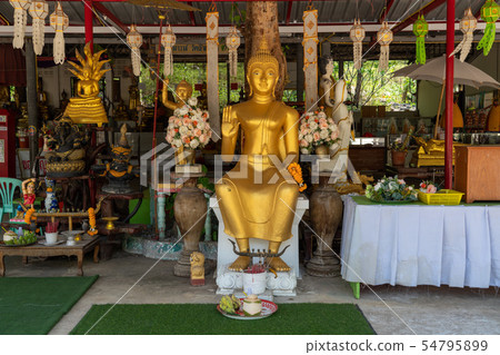 在Wat Tham Khao Pun寺廟的菩薩雕像在北碧,泰國 在Wat Tham Khao Pun寺廟的菩薩雕像在北碧,泰國 54795899
