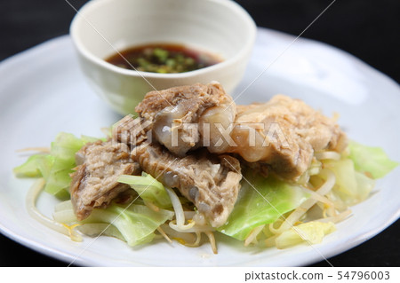 煮沸的豬肉小跑步馬在水中 54796003