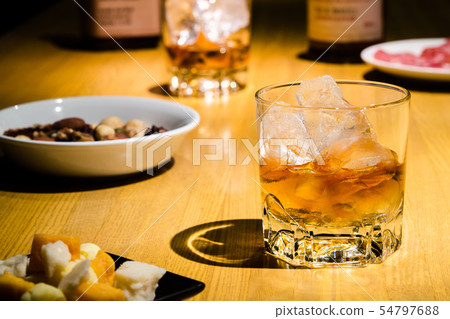 在鎖酒吧櫃檯的威士忌酒 54797688