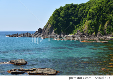 在陽光明媚的北海道小鎮Nagasu海灘拍一張礁石的夏天風景照片 在陽光明媚的北海道小鎮Nagasu海灘拍一張礁石的夏天風景照片 54801423