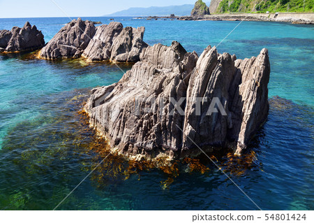 在陽光明媚的北海道小鎮Nagasu海灘拍一張礁石的夏天風景照片 在陽光明媚的北海道小鎮Nagasu海灘拍一張礁石的夏天風景照片 54801424