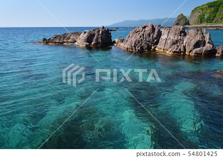 在陽光明媚的北海道小鎮Nagasu海灘拍一張礁石的夏天風景照片 在陽光明媚的北海道小鎮Nagasu海灘拍一張礁石的夏天風景照片 54801425