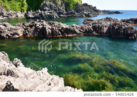 在陽光明媚的北海道小鎮Nagasu海灘拍一張礁石的夏天風景照片 在陽光明媚的北海道小鎮Nagasu海灘拍一張礁石的夏天風景照片 54801426