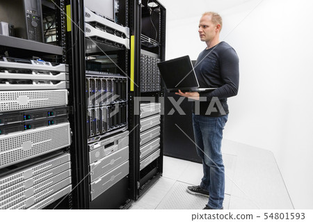 It consultant monitor servers in data center 54801593