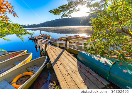 Autumn white pond in the morning sunrise [Nagano Prefecture] 54802495