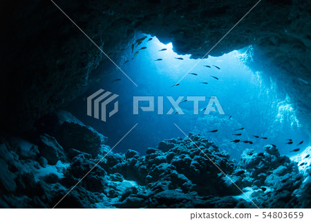 光進入水下洞穴 54803659