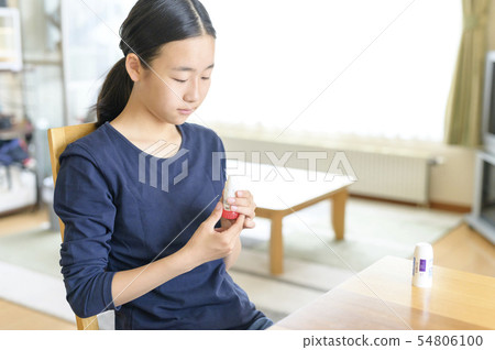 Asthma image (child using an inhaler) Asthma image (child using an inhaler) 54806100