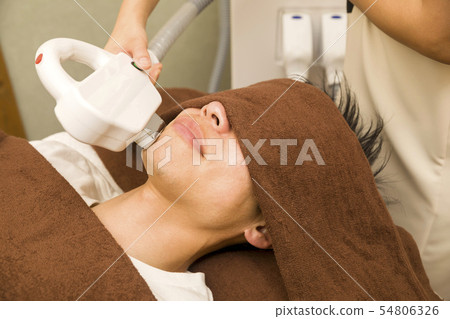 Men's beauty salon hair removal image Men's eyelid hair removal 54806326