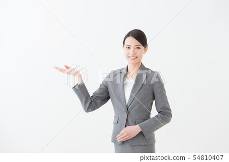 20多歲女性灰色西裝 54810407