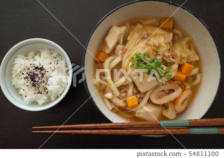 紅燒南瓜和白菜烏冬面和米飯 紅燒南瓜和白菜烏冬面和米飯 54811100