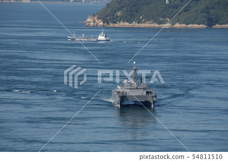 海上自衛隊護航船通過Kurushima海峽大橋Harima Hibiki型聲學測量書雙體船 海上自衛隊護航船通過Kurushima海峽大橋Harima Hibiki型聲學測量書雙體船 54811510
