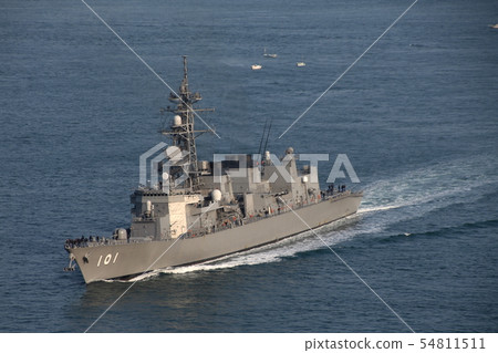 海上自衛隊護航船Murasame通過Kurushima海峽大橋 海上自衛隊護航船Murasame通過Kurushima海峽大橋 54811511