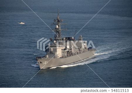 海上自衛隊護航船Murasame通過Kurushima海峽大橋 海上自衛隊護航船Murasame通過Kurushima海峽大橋 54811513