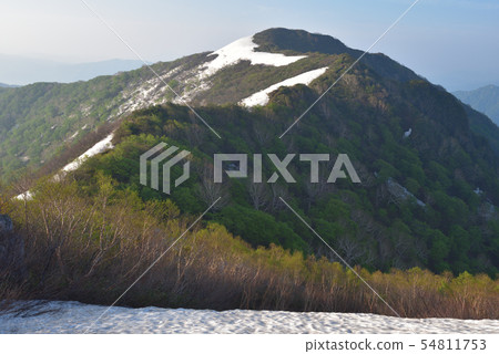 白雪山從爬到山頂看到。 54811753