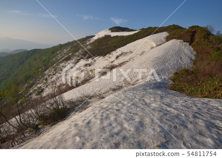 馬蹄形的石門，通往Mt. Shirage-mon山的雪嶺，從山腳下看到。 54811754