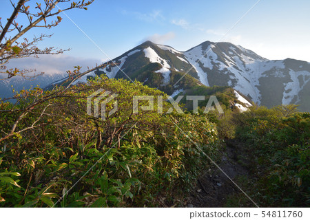 Horseshoe-shaped ridge that leads to Mt. Hagatake and Mt. Hatatake seen from the north-side longitudinal road at the top of Hakugeno Summit 54811760