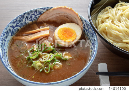 油煎的麵條用豬肉和雞蛋和麵條 54814100