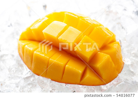 Ripe mango cut 54816077