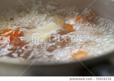 煮土豆和胡蘿蔔 54816238