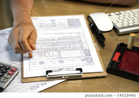 寫一份房地產銷售合同 54818440