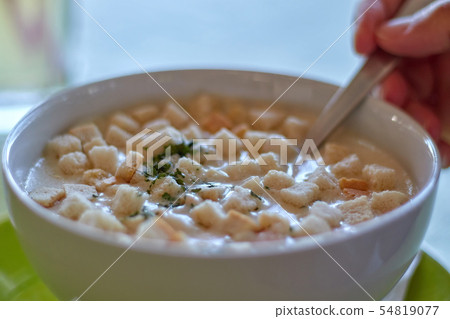 Traditional Hungarian garlic soup with bread 54819077