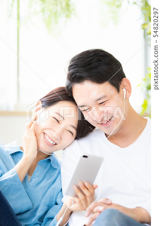 Couple couple smartphone earphone Couple couple smartphone earphone 54820297