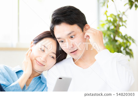 Couple couple smartphone earphone Couple couple smartphone earphone 54820303
