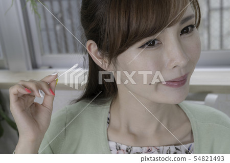 採摘耳朵的少婦 採摘耳朵的少婦 54821493