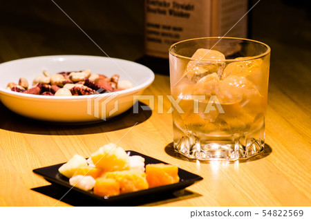在鎖酒吧櫃檯的威士忌酒 54822569
