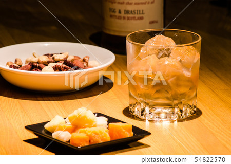 在鎖酒吧櫃檯的威士忌酒 54822570