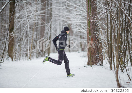 Picture from side of athlete on run in winter Picture from side of athlete on run in winter 54822805